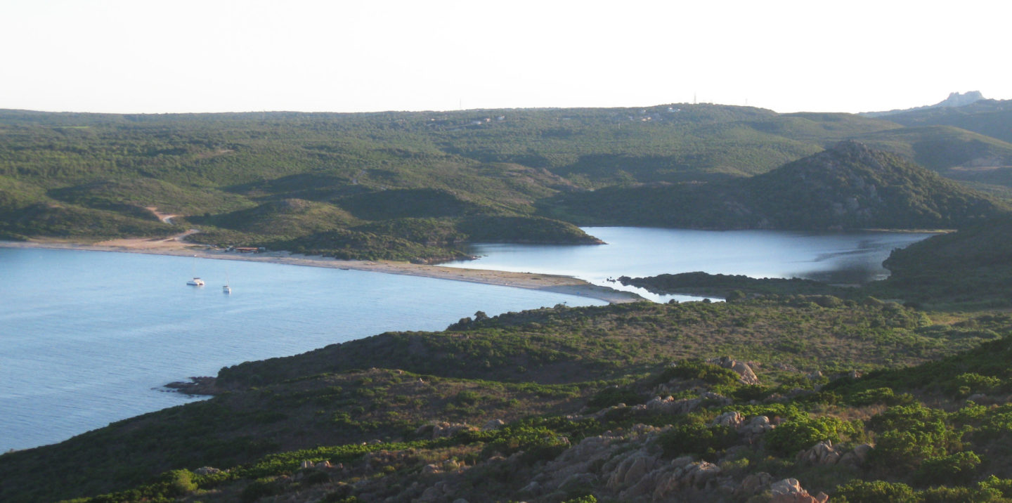 Plage et étang de Balistra, Corse.