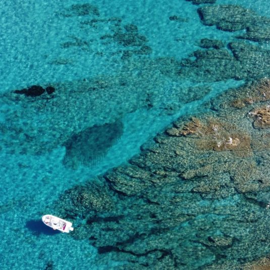 plage de saint tropez en provence avec des bateaux