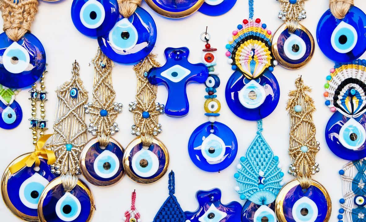 Artisanat de l'oeil bleu sous différentes formes : colliers, porte-clés...