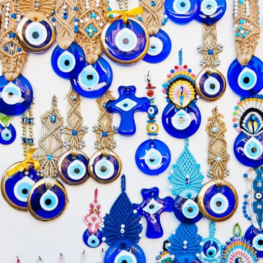 Artisanat de l'oeil bleu sous différentes formes : colliers, porte-clés...