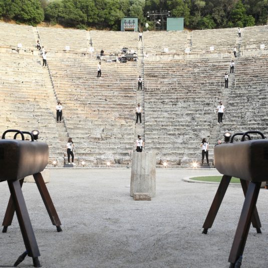 Spectacle contemporain au Festival d'Athènes et Epidaure
