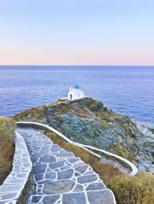Petite église orthodoxe sur les bords de mer de Sifnos