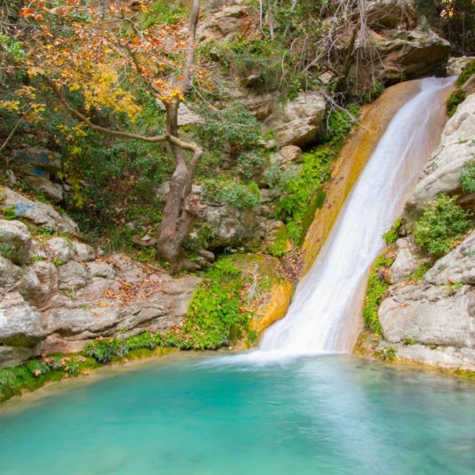 Les eaux turquoises de la cascade de Neda dans le Péloponnèse