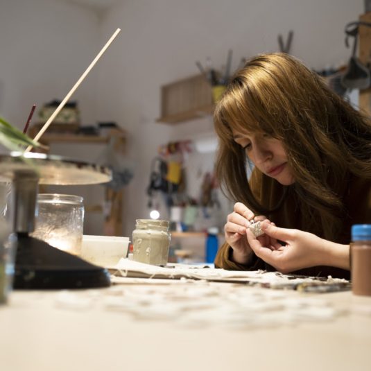 alessandra pennino dans son atelier de bijoux siciliens