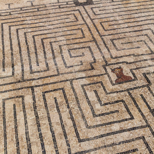 mosaïque représentant le labyrinthe et le minotaure dans une village romaine au portugal